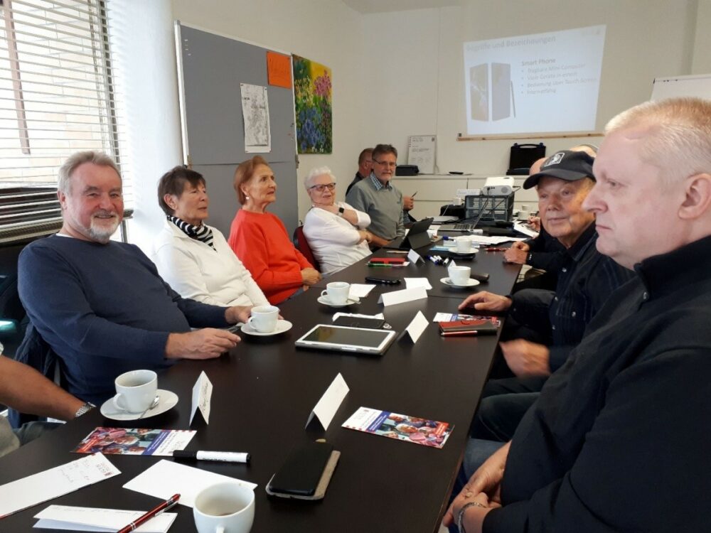 Reger Austausch zwischen den Seniorinnen und Senioren beim ersten „Digitalcafe“