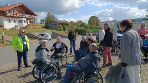 Rollstuhlgruppe vor dem Rathaus