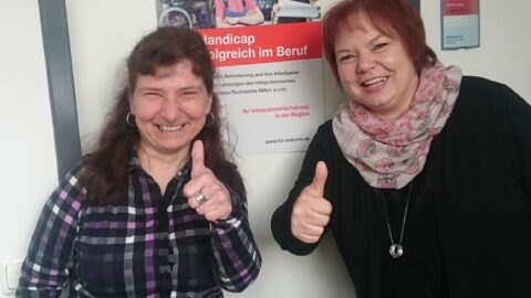 2 Frauen halten den Daumen hoch