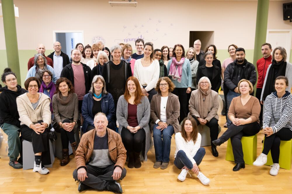 Frauen und Männer auf einem Gruppenfoto