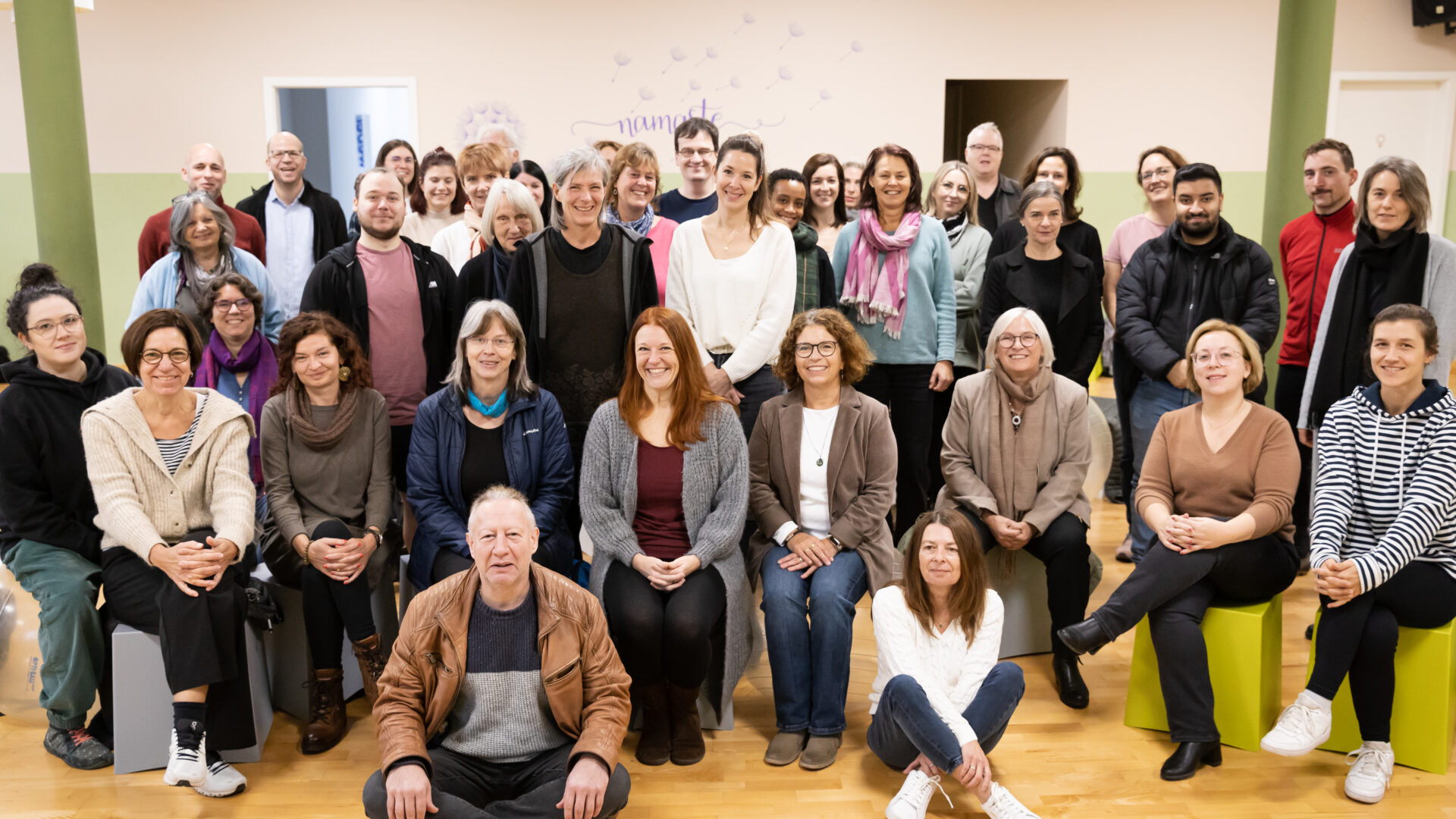 Frauen und Männer auf einem Gruppenfoto