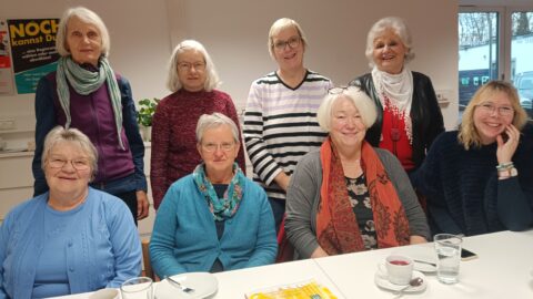 8 Frauen auf einem Gruppenfoto